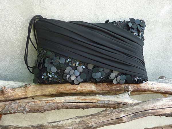 aus Seide und Pailletten<br>in seta e paillettes